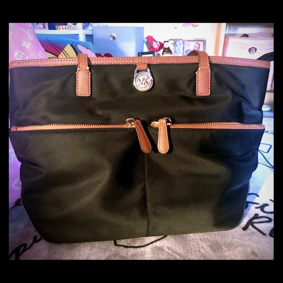 Authentic Michael Kors Black Kelsey Tote Mid size - Picture 1 of 15